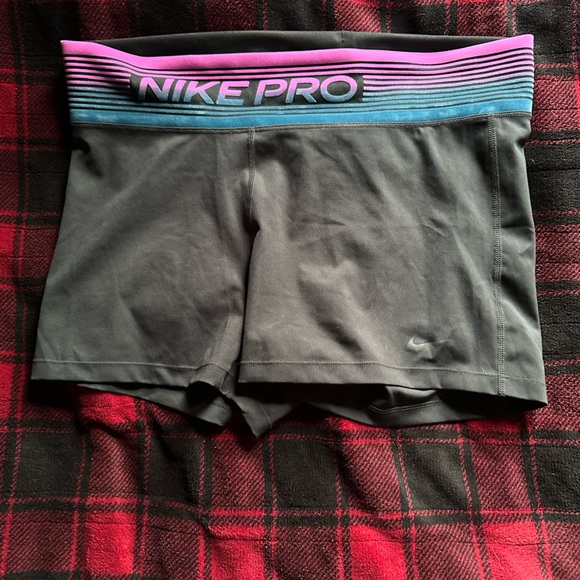 Nike Pros - Picture 1 of 1